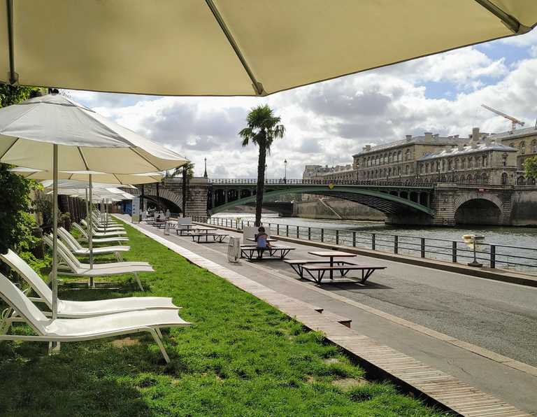 along paris beach almost empty