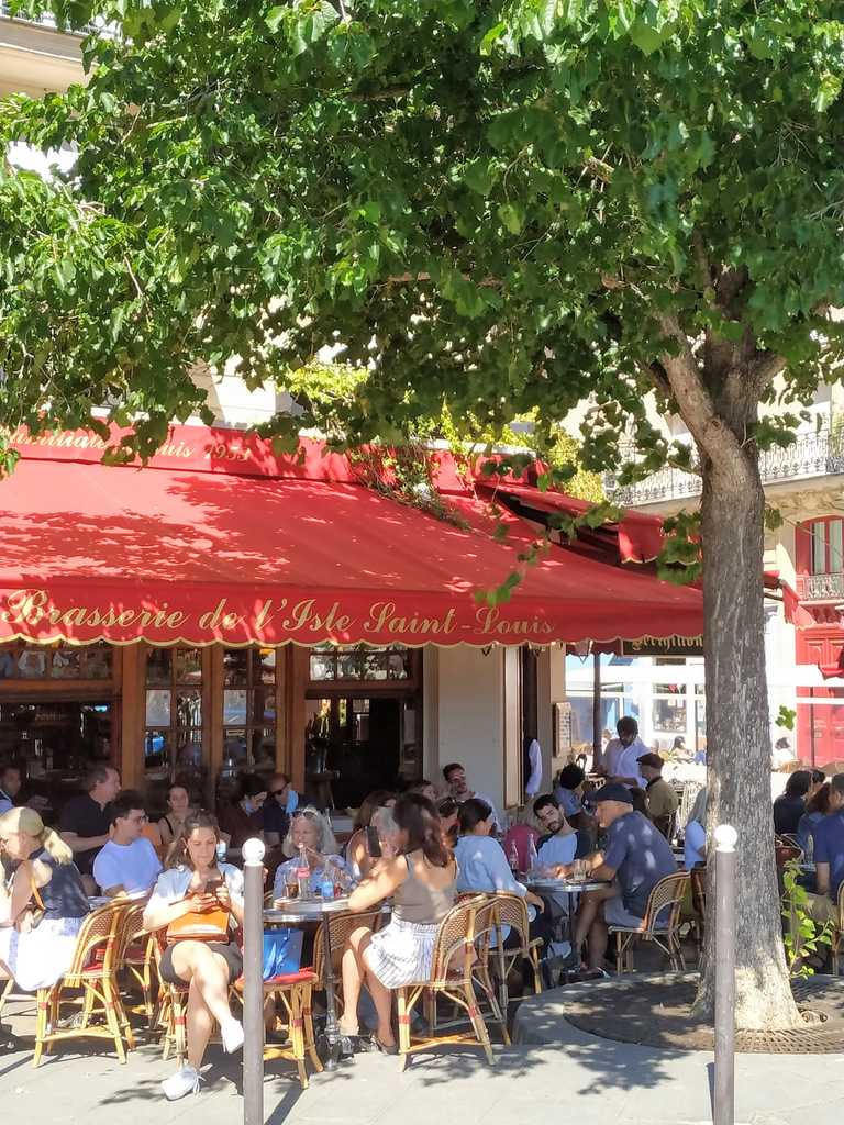 a full restaurant terrace with good weather